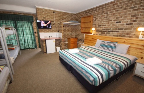 Jindabyne Hotel | Cozy Acacia Snowy Motel with Spa and Family-Friendly Perks