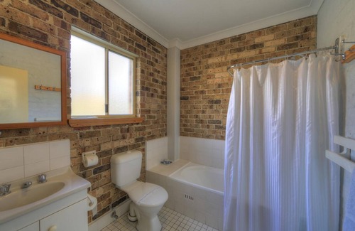 Jindabyne Hotel | Cozy Acacia Snowy Motel with Spa and Family-Friendly Perks