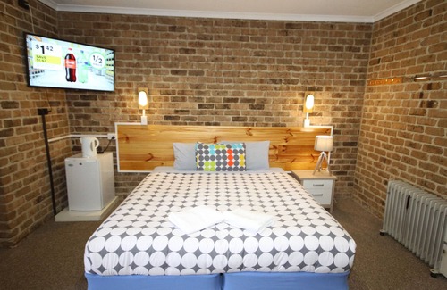 Jindabyne Hotel | Cozy Acacia Snowy Motel with Spa and Family-Friendly Perks