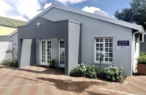 Westdene Bed & Breakfast | Pet-Friendly Acacia Westdene B&B with Pool & Breakfast