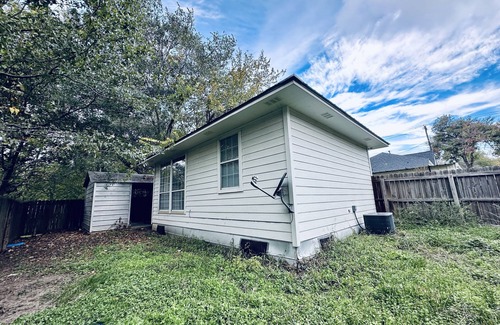 Brenham House | Welcoming Bluebonnet Bungalow: Ideal for Pets & Families
