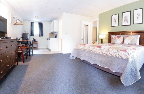 Salsbury Cove Hotel | Cozy Acadia Pines Motel: Family-Friendly with Breakfast