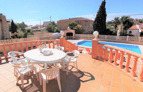 La Canuta Villa | Relaxing Hotel with Free Wifi & Parking Near the Beach