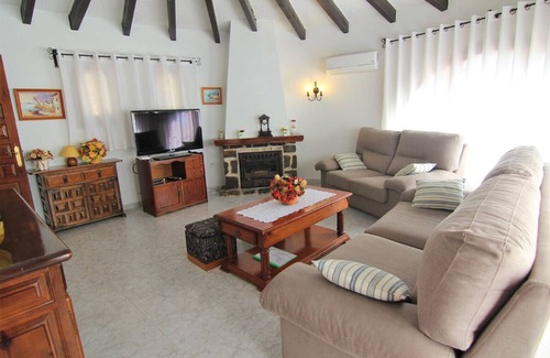 La Canuta Villa | Relaxing Hotel with Free Wifi & Parking Near the Beach
