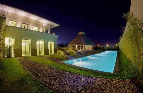 Acapulco Apartment | Acapulco Refuge: Elegant Apartment with Access to Pool and Beach