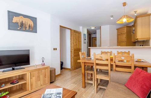 Pralognan-la-Vanoise Condo | Cozy Apartment for 6 with Ski Lift Access & Spa Amenities