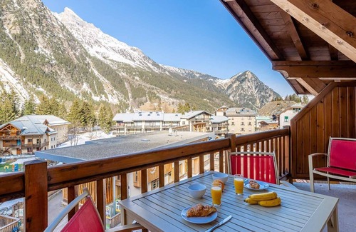 Pralognan-la-Vanoise Condo | Cozy Apartment for 6 with Ski Lift Access & Spa Amenities
