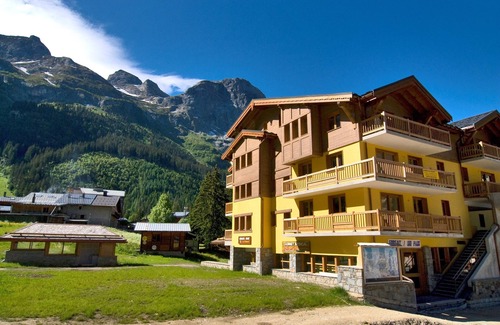 Pralognan-la-Vanoise Condo | Cozy Apartment for 6 with Ski Lift Access & Spa Amenities