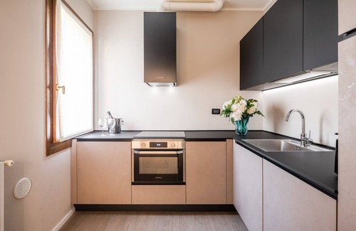 Dorsoduro Apartment | Accademia Design Apartment: Balcony Retreat with Spa Access