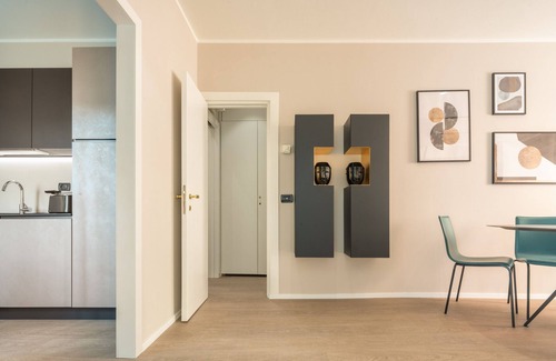 Dorsoduro Apartment | Accademia Design Apartment: Balcony Retreat with Spa Access