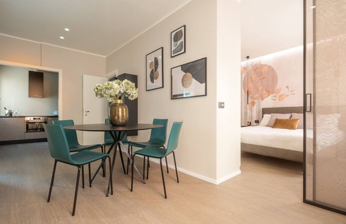 Dorsoduro Apartment | Accademia Design Apartment: Balcony Retreat with Spa Access