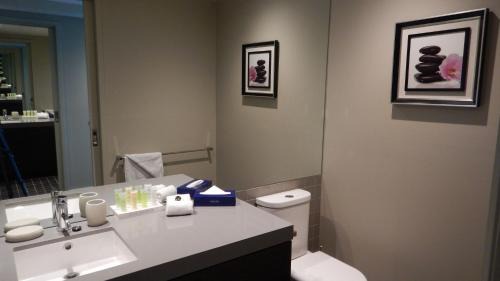 Docklands Apartment | Highly-Rated Accent Accommodation in Docklands with Pool