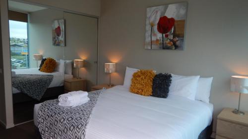 Docklands Apartment | Highly-Rated Accent Accommodation in Docklands with Pool