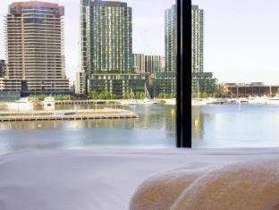Docklands Apartment | Highly-Rated Accent Accommodation in Docklands with Pool