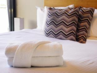 Docklands Apartment | Highly-Rated Accent Accommodation in Docklands with Pool
