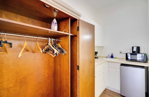 Naples Apartment | Access to 10,000 Islands: Resort-Style Naples Gem!