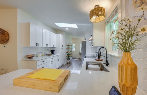 Hoodsport Cottage | Relaxing Hoodsport Home Steps from Lake Cushman Access