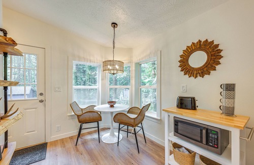 Hoodsport Cottage | Relaxing Hoodsport Home Steps from Lake Cushman Access