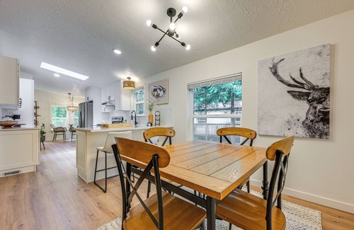 Hoodsport Cottage | Relaxing Hoodsport Home Steps from Lake Cushman Access