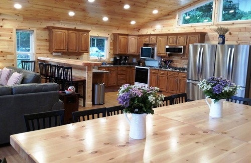 Cassopolis House | Guest Rated Blue Spruce Lodge: Lake Frontage & Sandy Beach