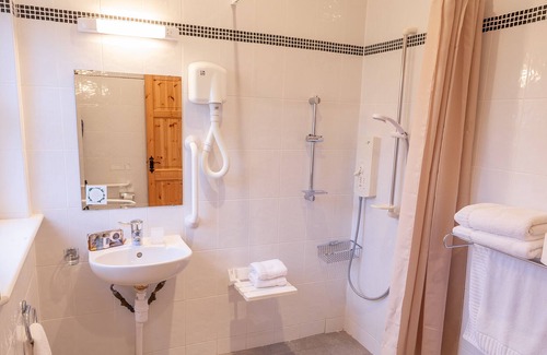 Bodyke House | Accessible-Double-Twin-House with Private Bathroom