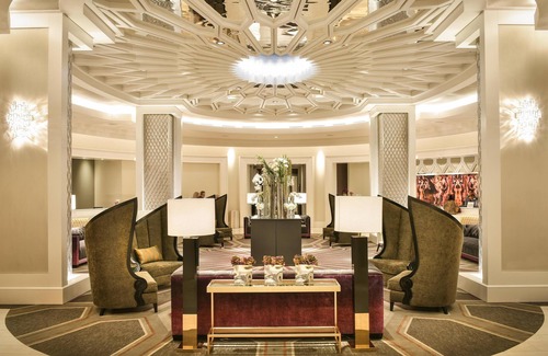 Whitehaven Hotel | Accessible King Guestroom with Pool Near Graceland