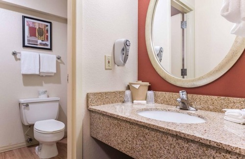 SeaTac Hotel | Convenient Lodging with Kitchen Near the Airport