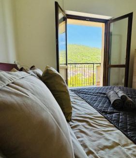 Fiuggi Apartment | Accogliente Appartamento con Balcone Panoramico Fino a 3 Persone, Vicino al Centro Storico