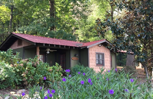 Guntersville Cottage | Cozy Retreat for 4 with Kitchen and Breakfast Included