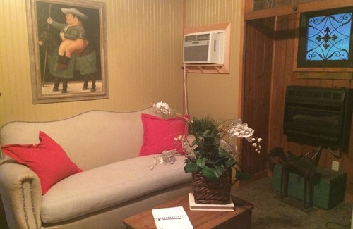 Guntersville Cottage | Cozy Retreat for 4 with Kitchen and Breakfast Included