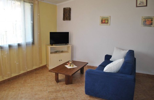 La Muddizza Apartment | Cozy Accommodation Just 300m from the Sea with Pool & Spa