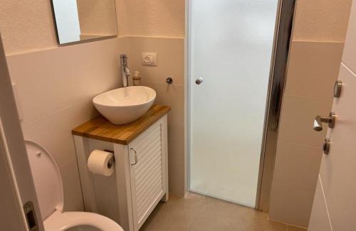 Rosh Pinna Apartment | Idyllic Stay at Miss Daisy with Ocean View and Pool Access