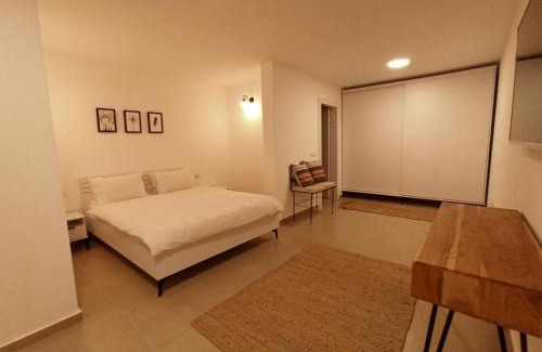Rosh Pinna Apartment | Idyllic Stay at Miss Daisy with Ocean View and Pool Access