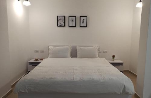 Rosh Pinna Apartment | Idyllic Stay at Miss Daisy with Ocean View and Pool Access