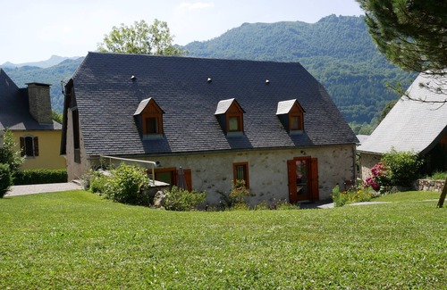 Aucun Cottage | Idyllic Barn Retreat with Mountain Views & Pool Access