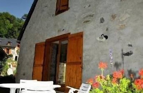 Aucun Cottage | Idyllic Barn Retreat with Mountain Views & Pool Access