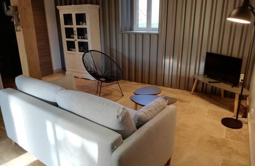 Tour-de-Faure Bed & Breakfast | Cozy Retreat at LE SAINT JACQUES with Pool and Kitchen