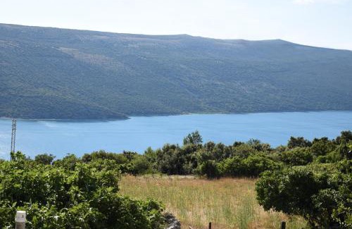 Sveti Jakov House | Cozy Accommodation Lily: Family-Friendly with Fireplace