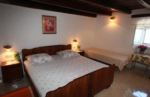 Sveti Jakov House | Cozy Accommodation Lily: Family-Friendly with Fireplace