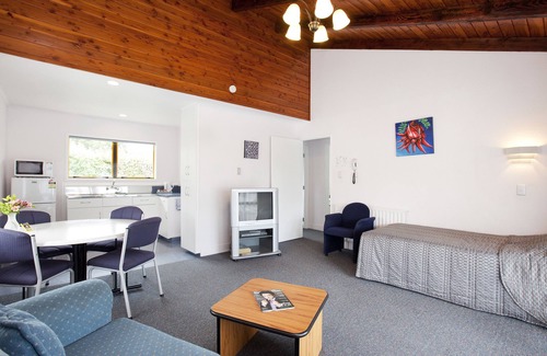Te Puna Hotel | Inviting Accommodation Te Puna: Family-Friendly & Pool Access