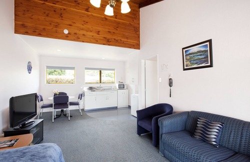 Te Puna Hotel | Inviting Accommodation Te Puna: Family-Friendly & Pool Access