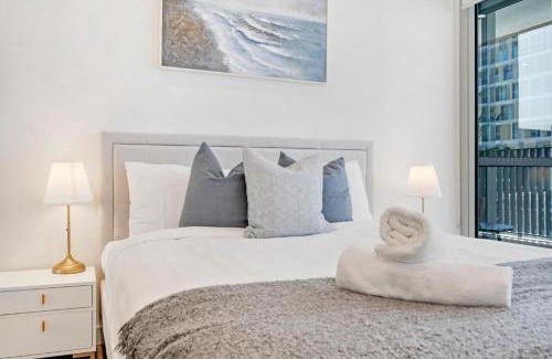 Lidcombe Apartment | Modern 3-Bedroom Retreat Near Accor Stadium with Pool