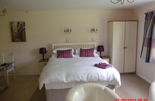 Balderton Apartment | Welcoming Acers Studio: Family-Friendly Retreat with 8.9 Rating