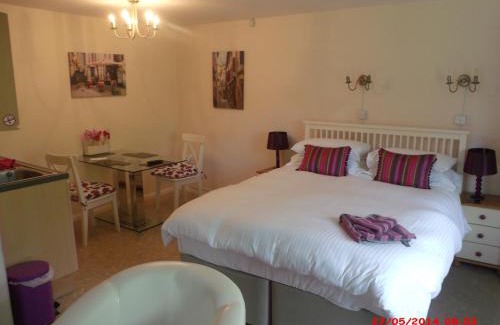 Balderton Apartment | Welcoming Acers Studio: Family-Friendly Retreat with 8.9 Rating