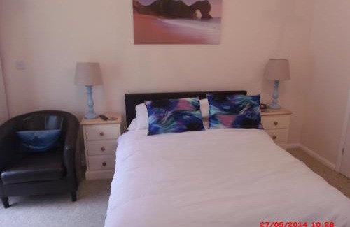 Balderton Apartment | Welcoming Acers Studio: Family-Friendly Retreat with 8.9 Rating