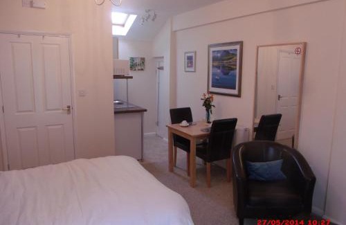 Balderton Apartment | Welcoming Acers Studio: Family-Friendly Retreat with 8.9 Rating