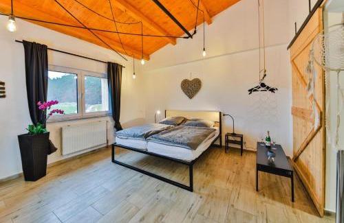 Sondelfingen Apartment | Family-Friendly Retreat at Achalm Hof with Kitchen Access