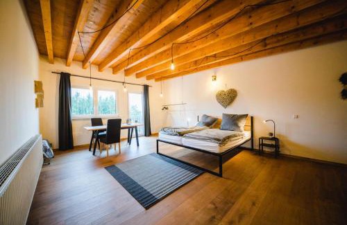 Sondelfingen Apartment | Family-Friendly Retreat at Achalm Hof with Kitchen Access