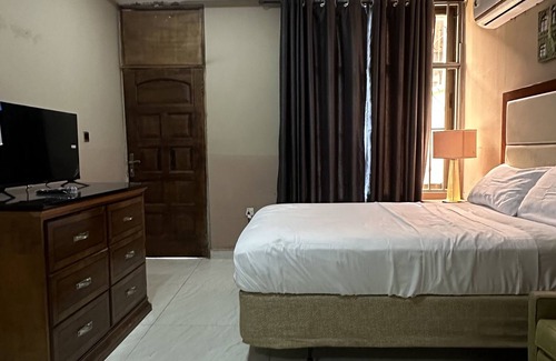 Accra House | Discover Achie Suites: Family-Friendly with Spa & Breakfast