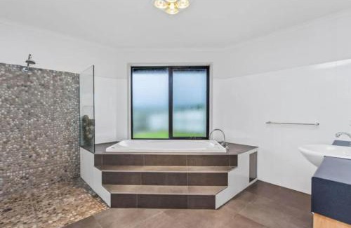 Apollo Bay House | Ackton Shores - Valley Views